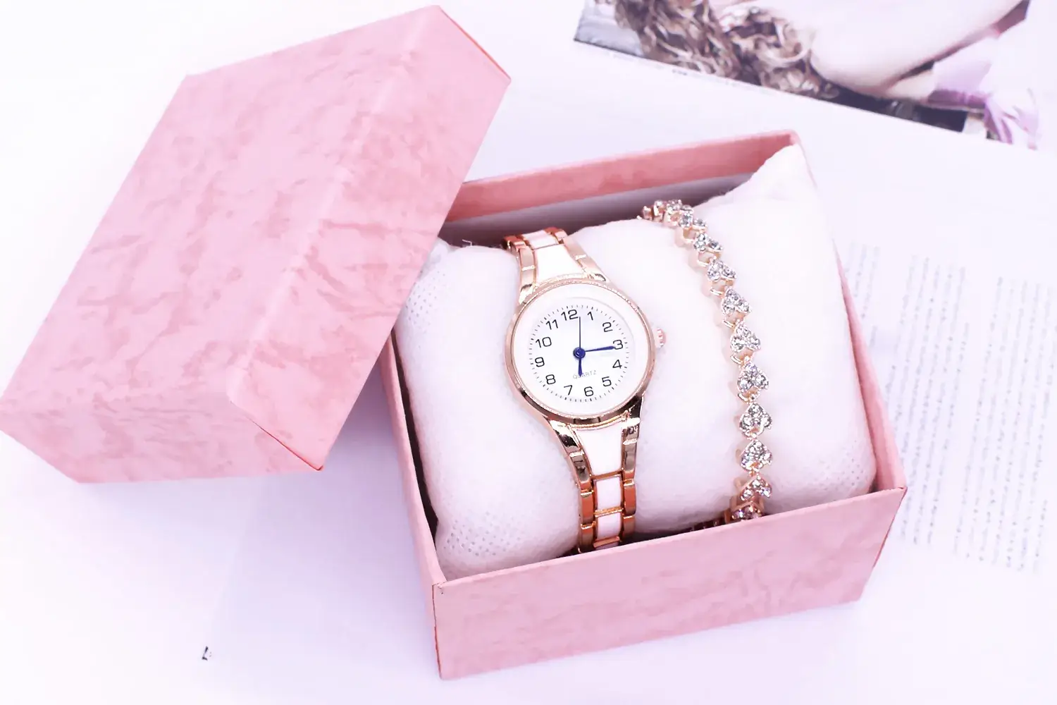 Women's Rose Gold Quartz Watch with Chain Strap — feature 8