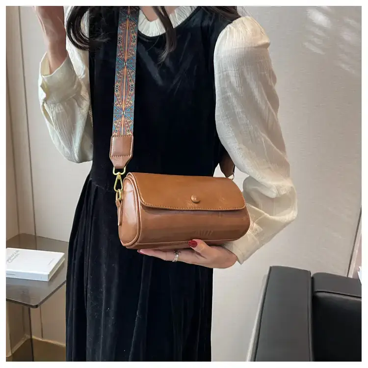 Vintage Beige Shoulder Crossbody Bag with Wide Band Strap — feature 13