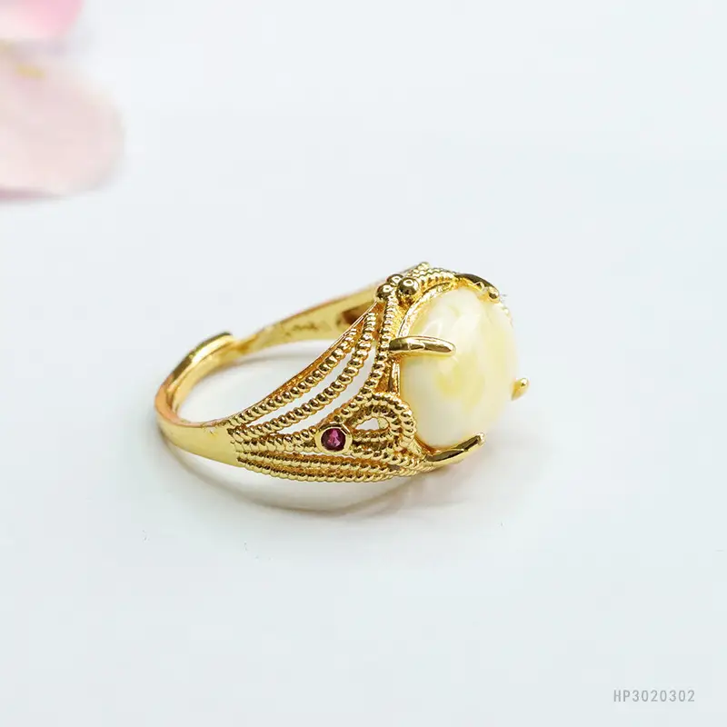 Guan Yu Natural Beeswax Ring White Flower Honey Porcelain White Amber Ring - Image 3