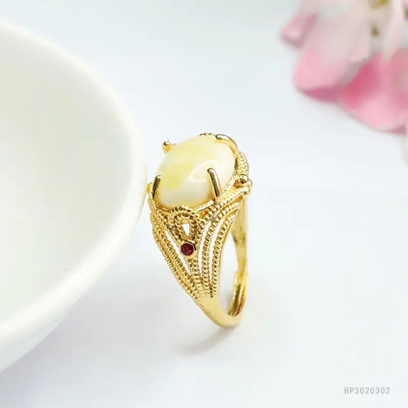 Guan Yu Natural Beeswax Ring White Flower Honey Porcelain White Amber Ring - Image 5