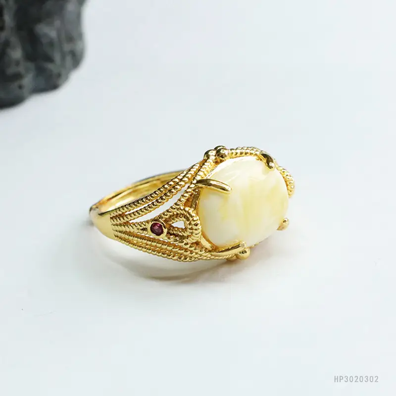 Guan Yu Natural Beeswax Ring White Flower Honey Porcelain White Amber Ring — feature 11