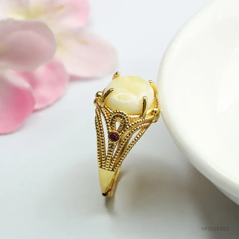 Guan Yu Natural Beeswax Ring White Flower Honey Porcelain White Amber Ring — feature 8