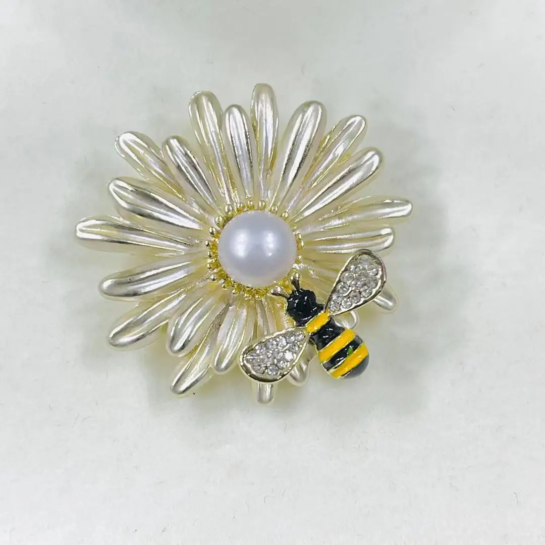 Pearl-Enriched Butterfly Brooch with Diamond Details - Image 2