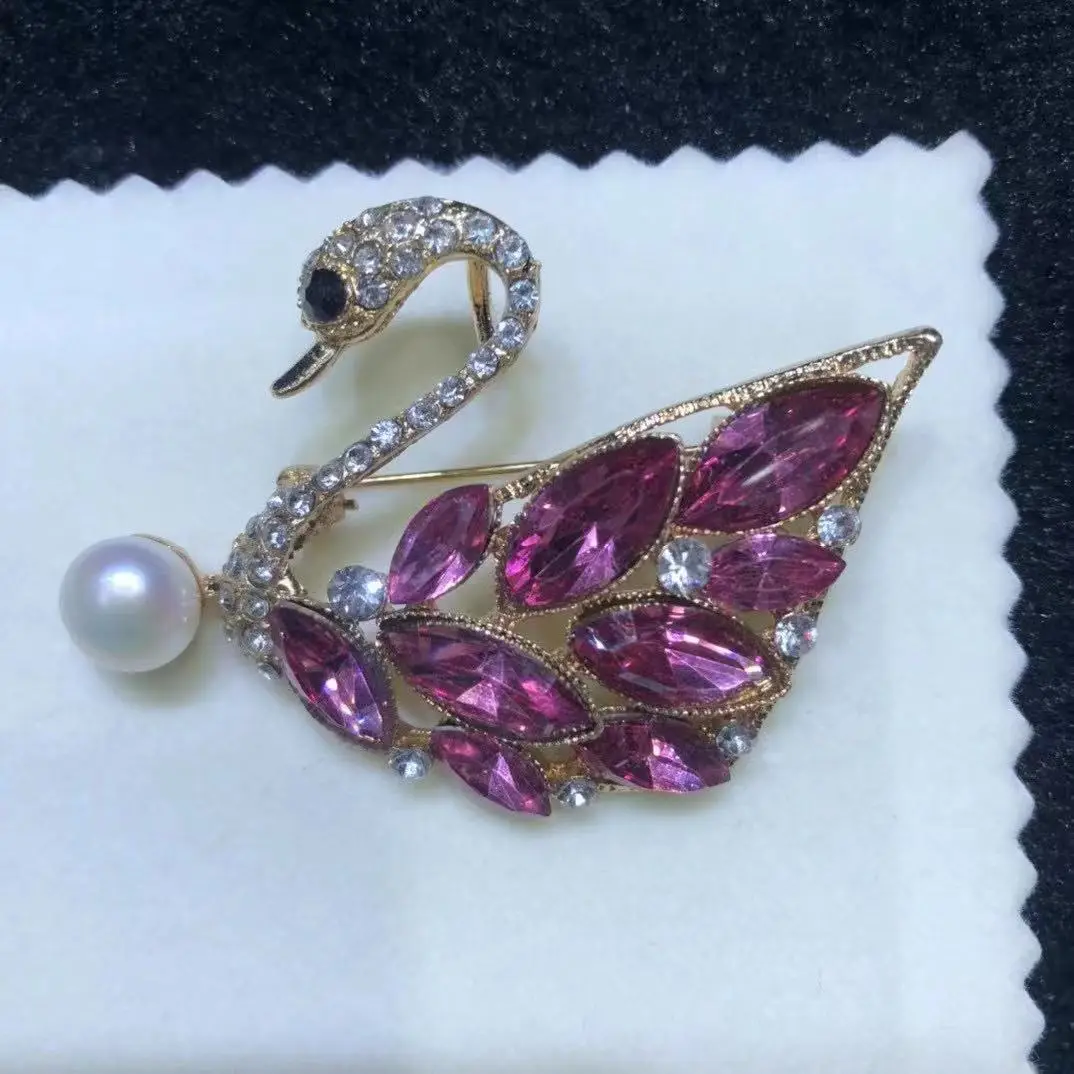 Pearl-Enriched Butterfly Brooch with Diamond Details - Image 4