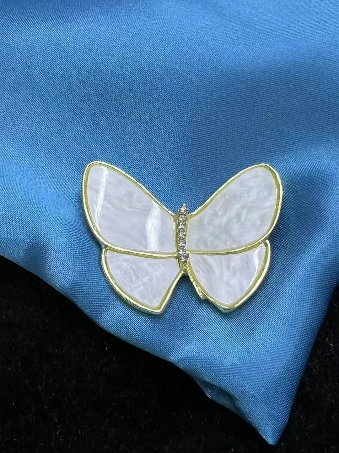 Pearl-Enriched Butterfly Brooch with Diamond Details — feature 5