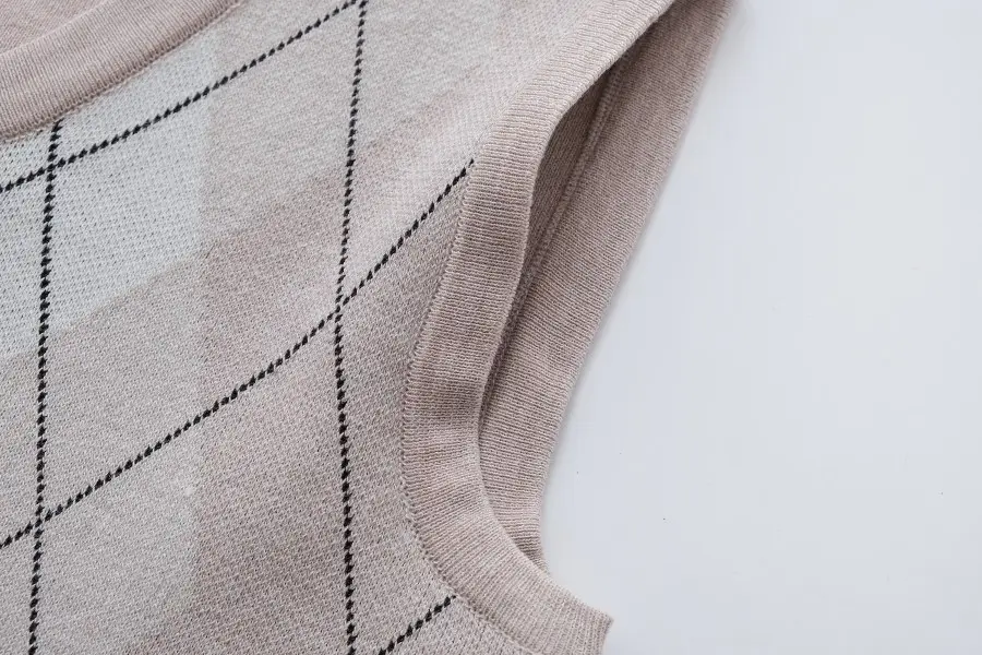 Men's V Neck Quilted Pullover Vest Brown Jacquard — feature 9