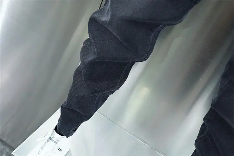 Men Black Slim Fit Cropped Harem Pants with Embroidered Stitching — feature 17