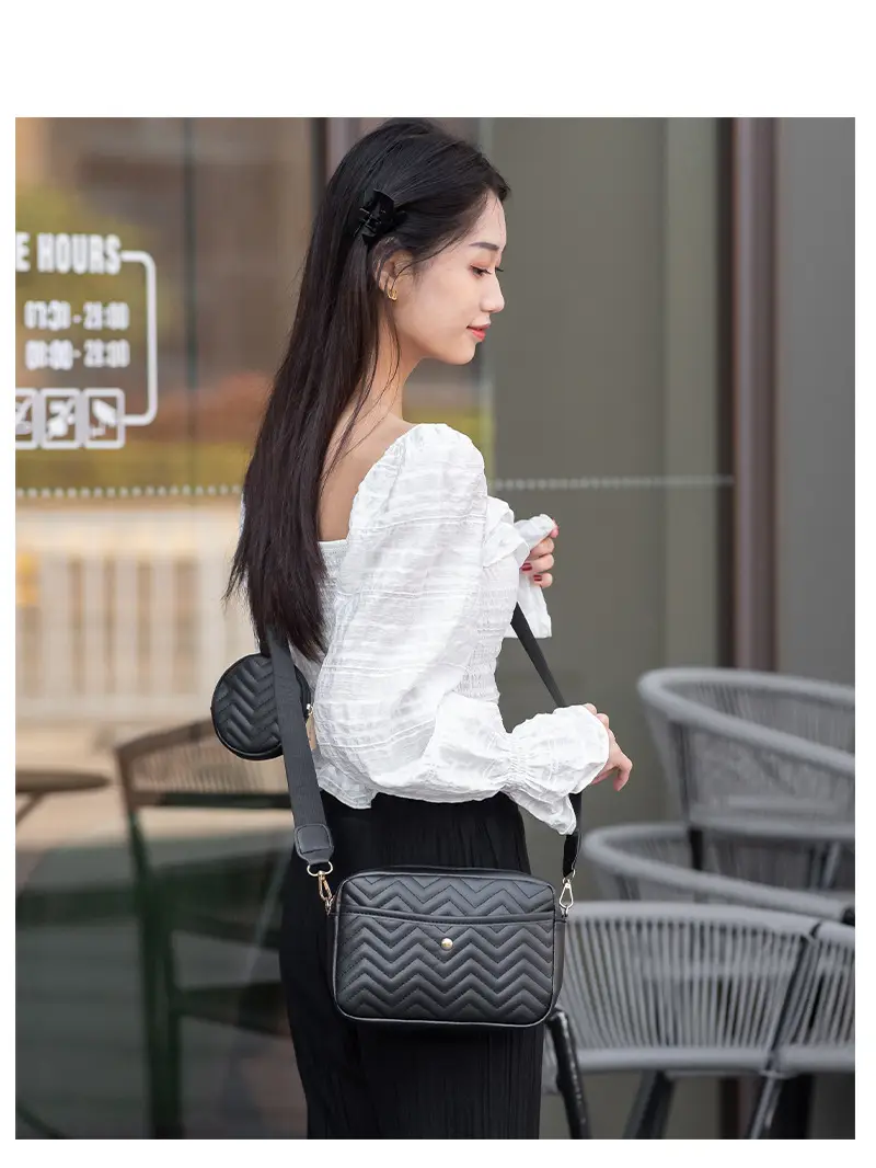 Women's Printed Shoulder Bag with Chain Strap 2023 — feature 10