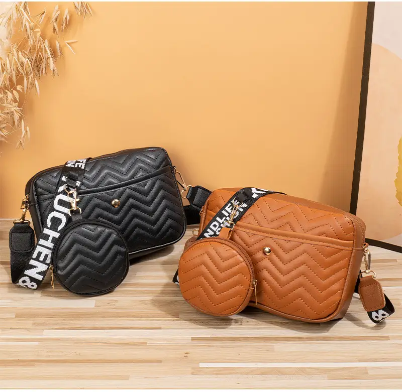 Women's Printed Shoulder Bag with Chain Strap 2023 — feature 13
