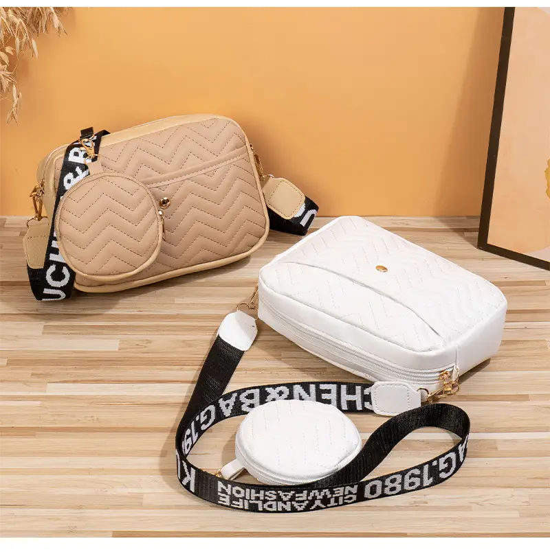 Women's Printed Shoulder Bag with Chain Strap 2023 — feature 14