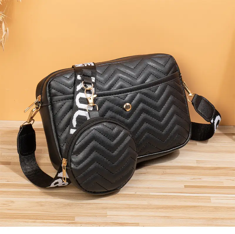 Women's Printed Shoulder Bag with Chain Strap 2023 — feature 15
