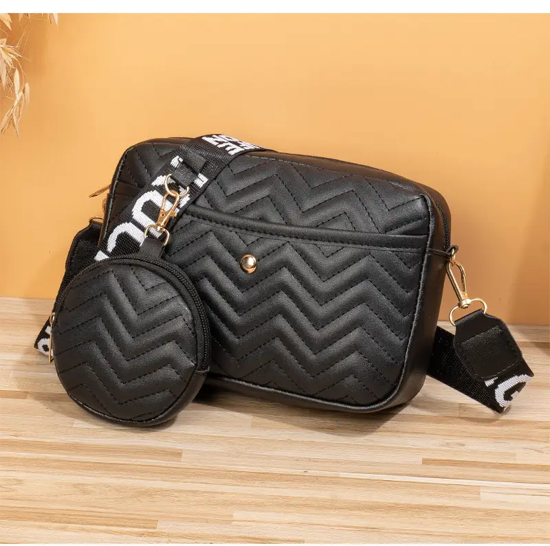Women's Printed Shoulder Bag with Chain Strap 2023 — feature 16