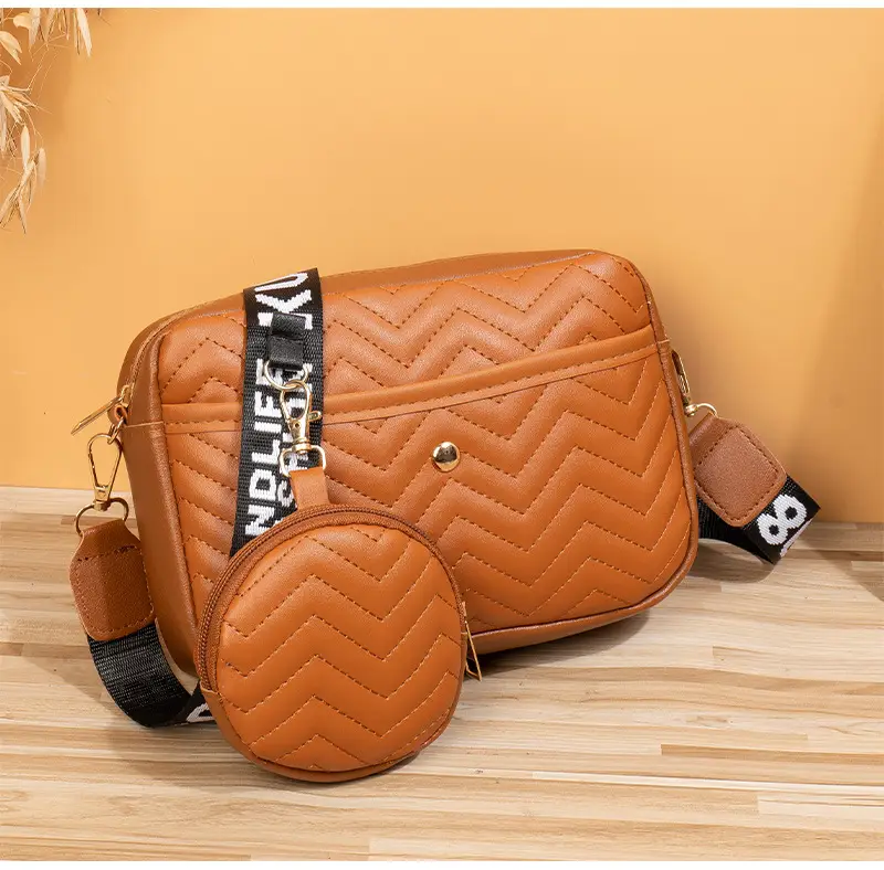 Women's Printed Shoulder Bag with Chain Strap 2023 — feature 17