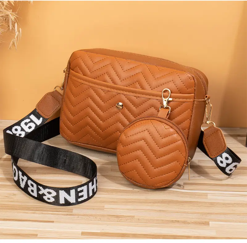 Women's Printed Shoulder Bag with Chain Strap 2023 — feature 18