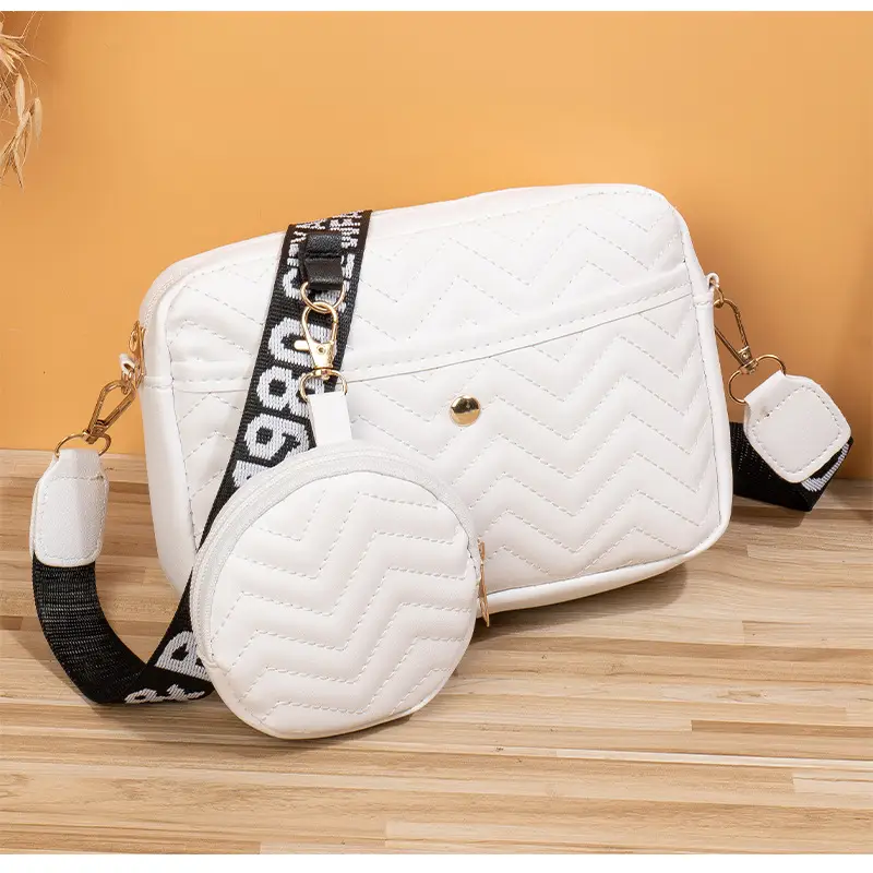 Women's Printed Shoulder Bag with Chain Strap 2023 — feature 19