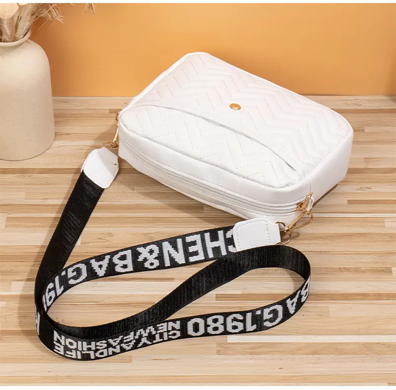 Women's Printed Shoulder Bag with Chain Strap 2023 — feature 20