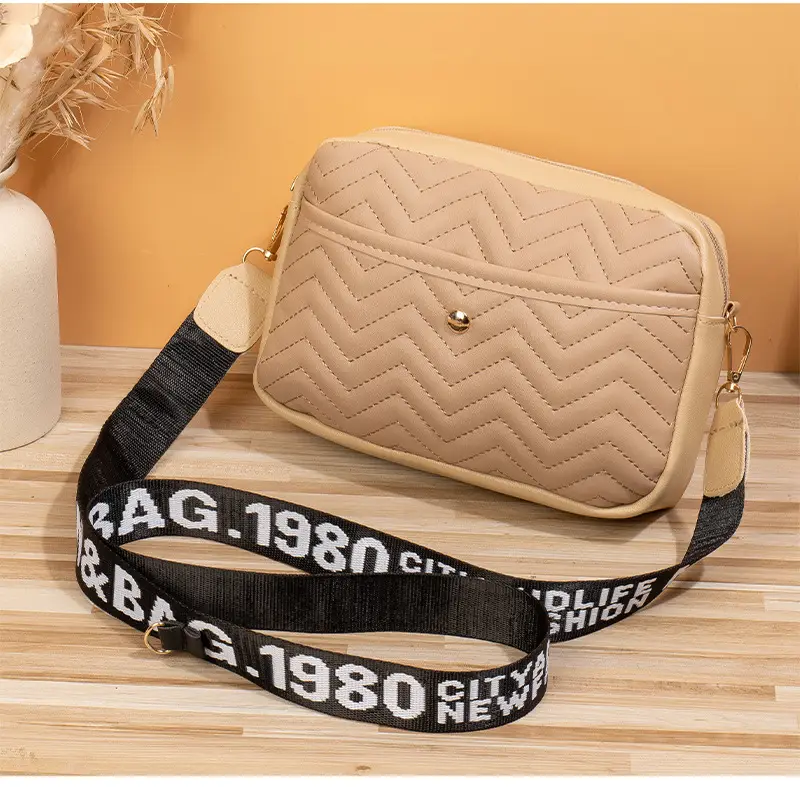 Women's Printed Shoulder Bag with Chain Strap 2023 — feature 22