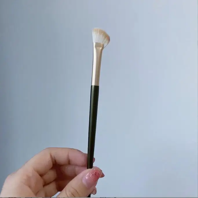 High Gloss Sickle Bevel Shadow Makeup Brush - Image 2