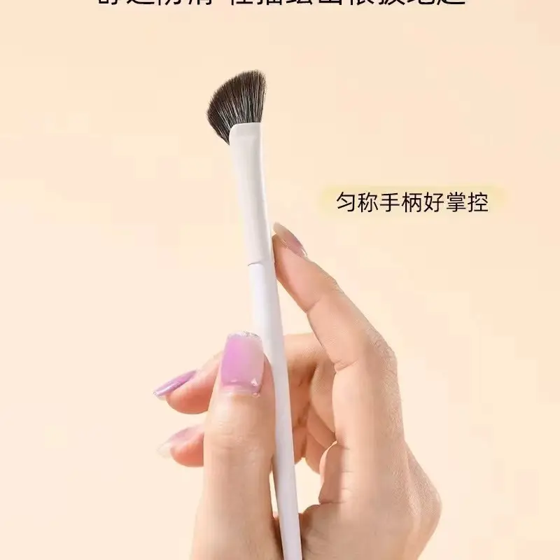 High Gloss Sickle Bevel Shadow Makeup Brush - Image 3