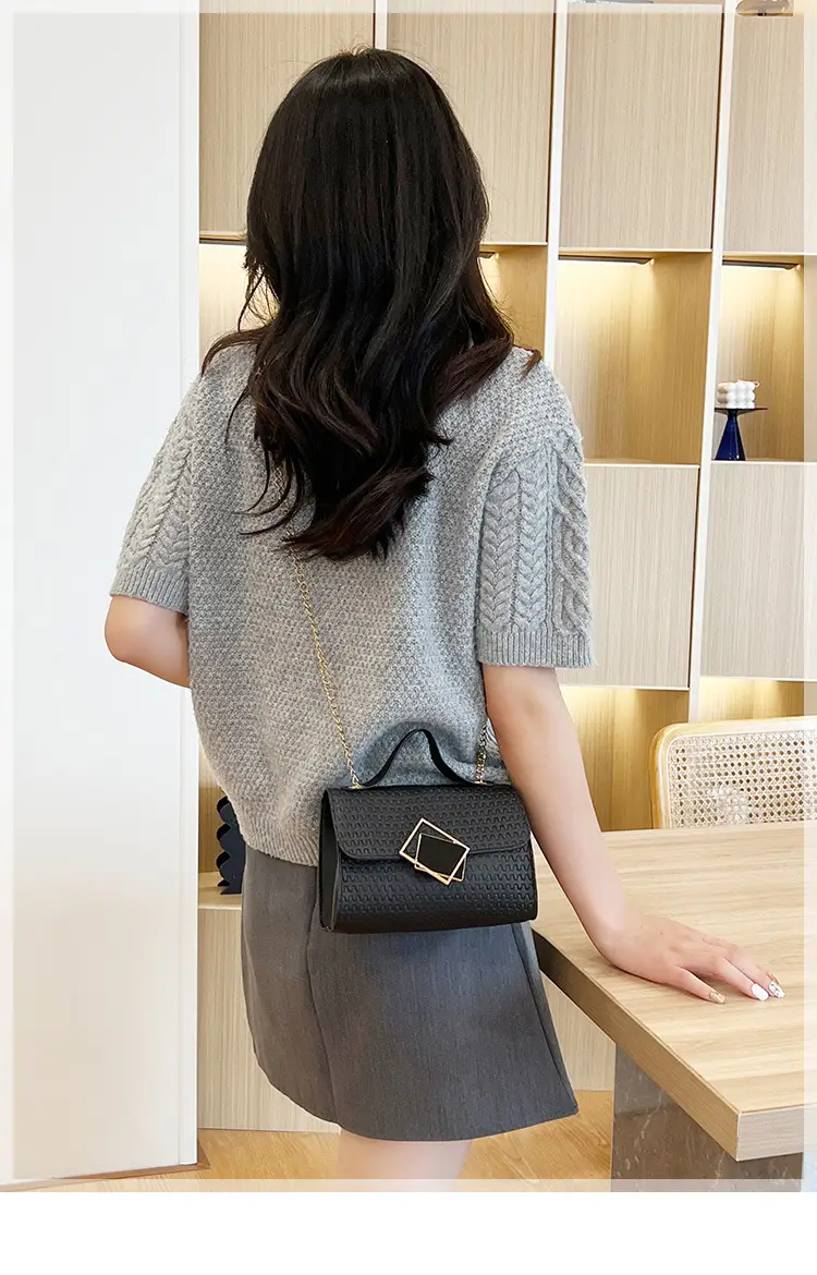 2023 New Korean Style Women's Black Chain Embossed Bag — feature 1