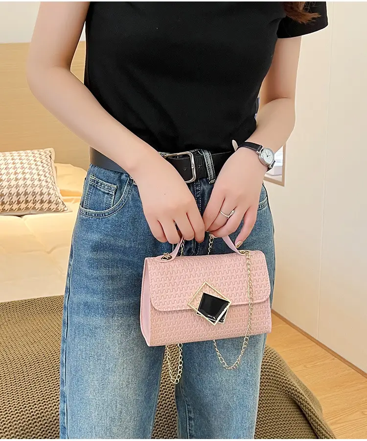 2023 New Korean Style Women's Black Chain Embossed Bag — feature 16