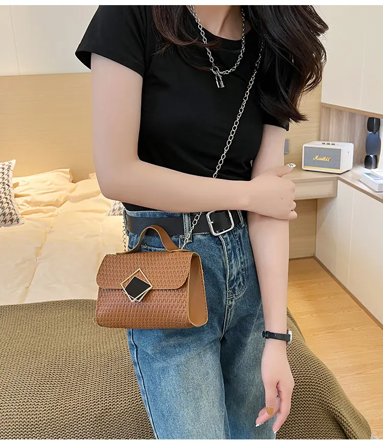 2023 New Korean Style Women's Black Chain Embossed Bag — feature 17