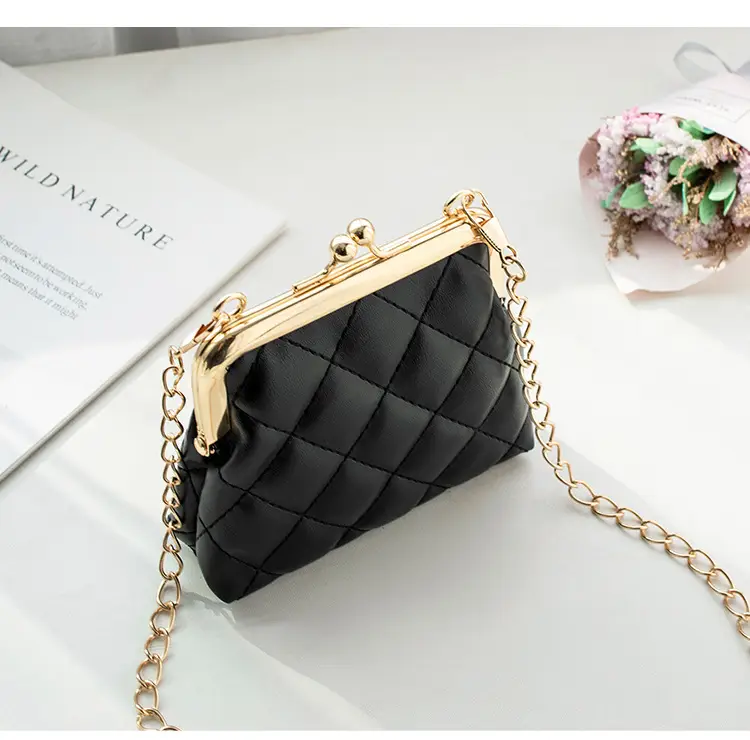 Black Diamond Lattice Chain Shoulder Clip Mini Bag — feature 10