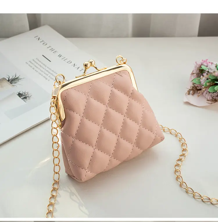 Black Diamond Lattice Chain Shoulder Clip Mini Bag — feature 13