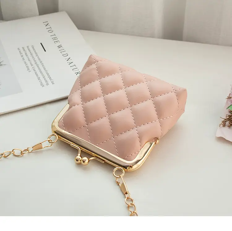 Black Diamond Lattice Chain Shoulder Clip Mini Bag — feature 14