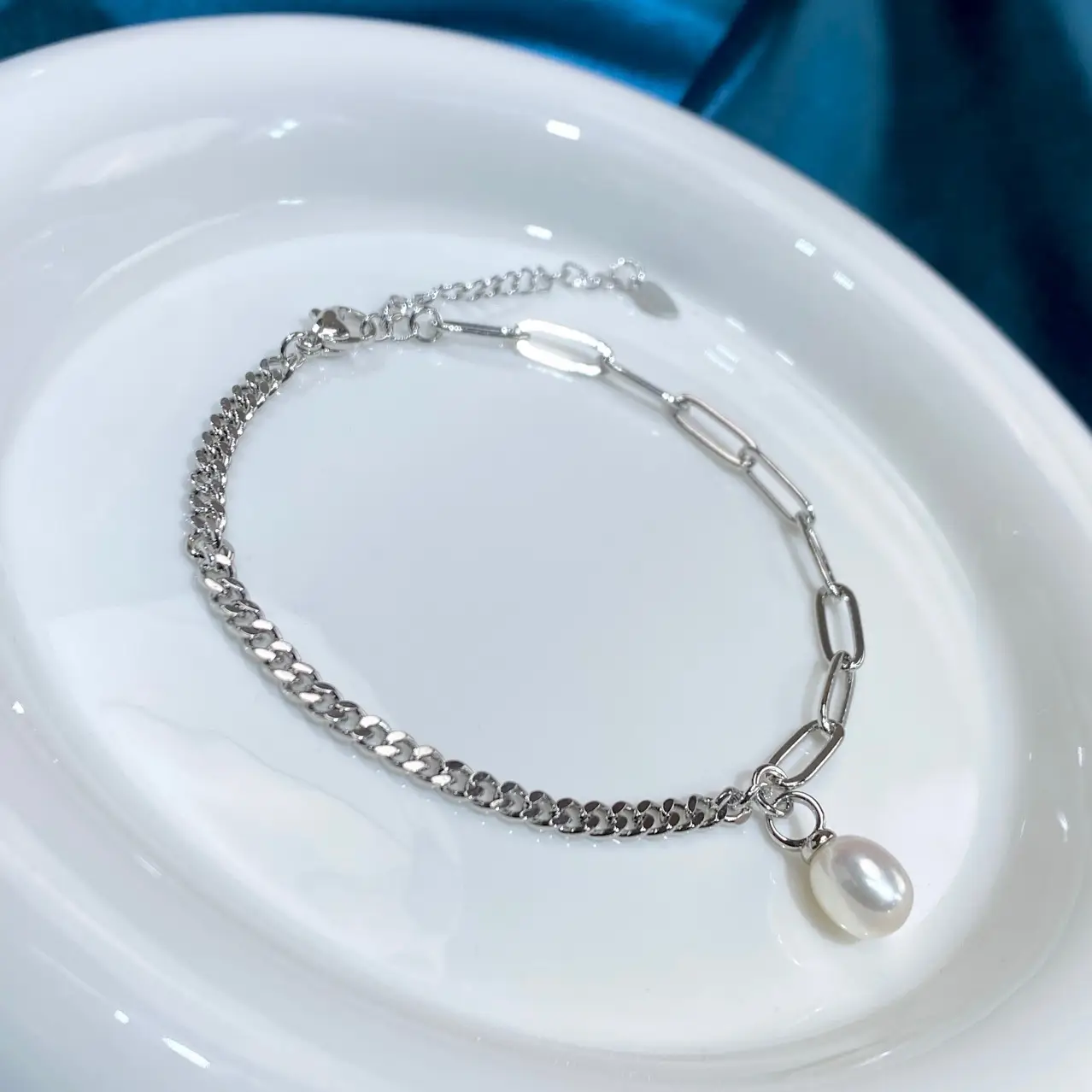 Silver Pearl Elastic Bracelet for Women - Image 4