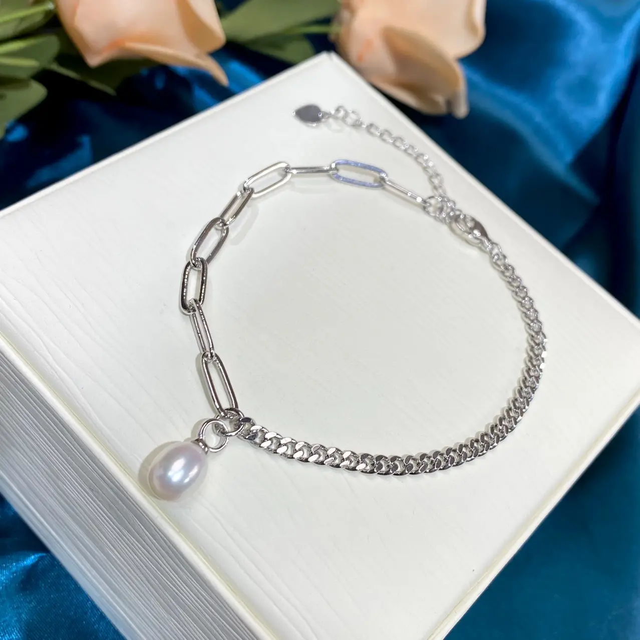 Silver Pearl Elastic Bracelet for Women — feature 8