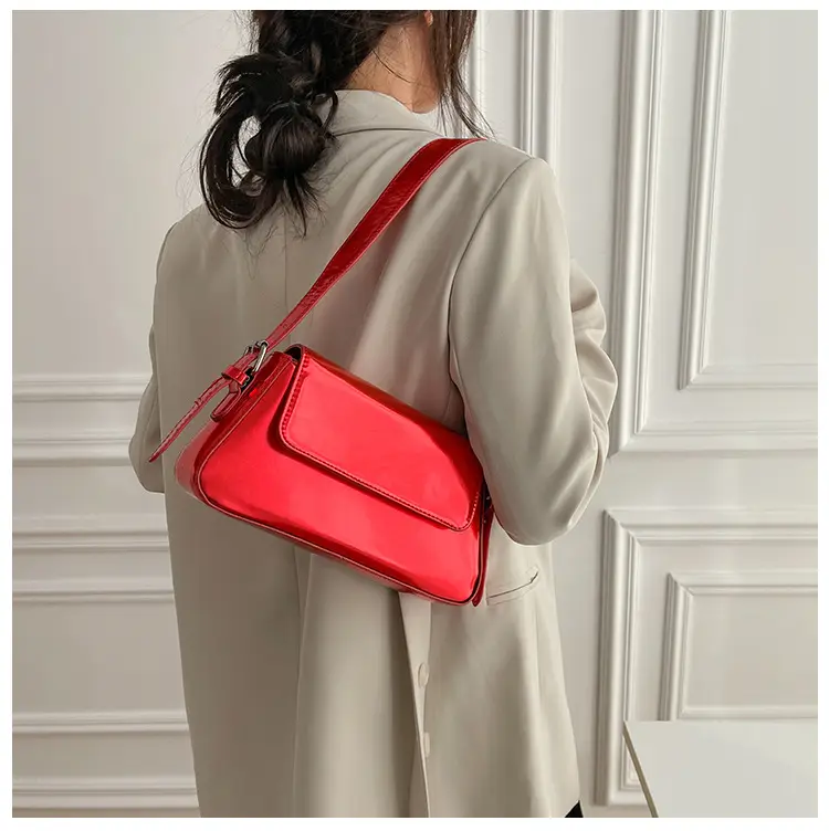 Silver Metallic Messenger Bag for Women Spring Summer 2023 — feature 20
