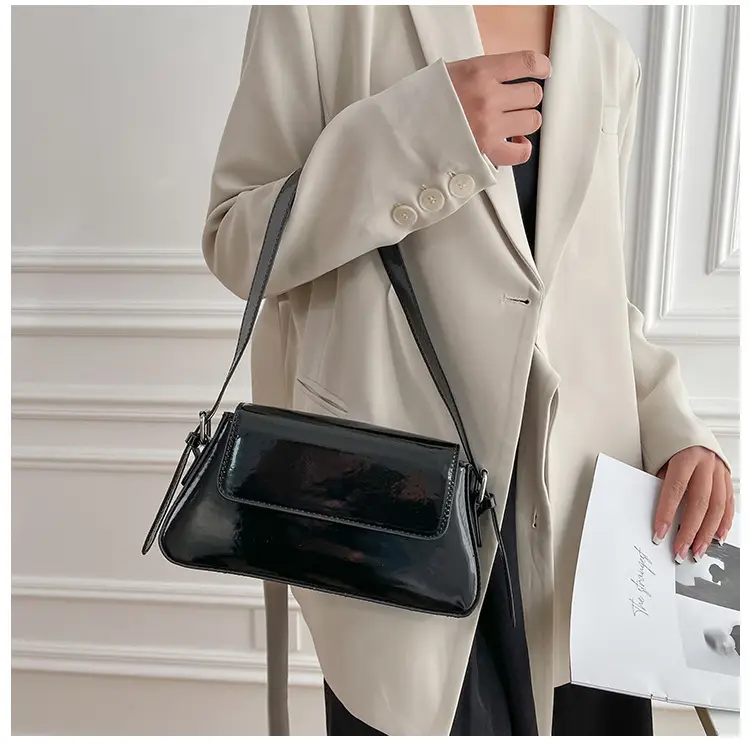 Silver Metallic Messenger Bag for Women Spring Summer 2023 — feature 23