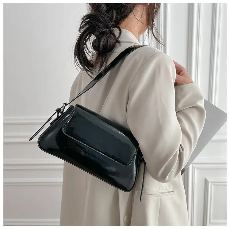 Silver Metallic Messenger Bag for Women Spring Summer 2023 — feature 25