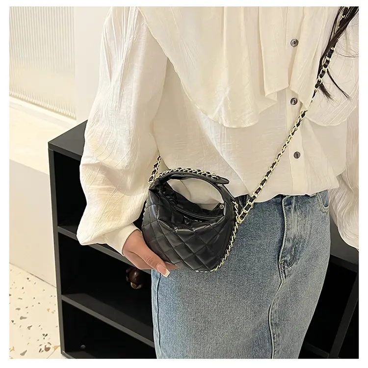 Korean Rhombic Chain Mini Crossbody Bag Black 2023 — feature 18
