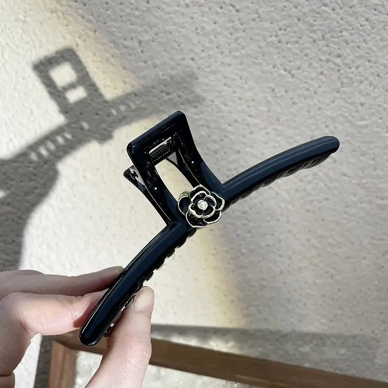 Summer New Camellia Grab Clip Large Black High-end Head Clip — feature 10