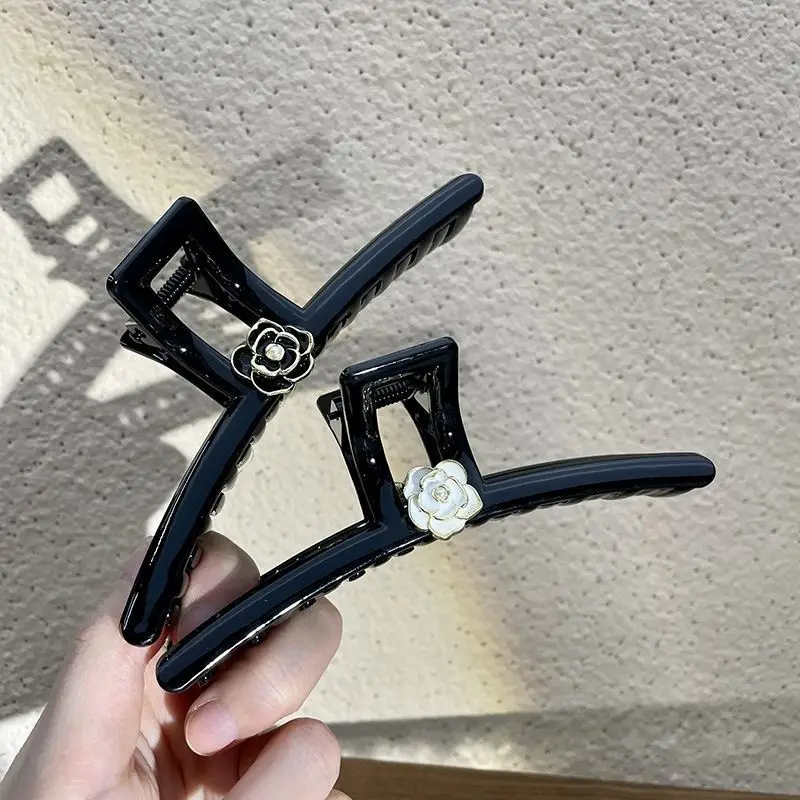 Summer New Camellia Grab Clip Large Black High-end Head Clip — feature 5