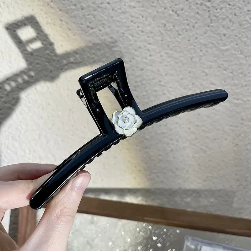Summer New Camellia Grab Clip Large Black High-end Head Clip — feature 9