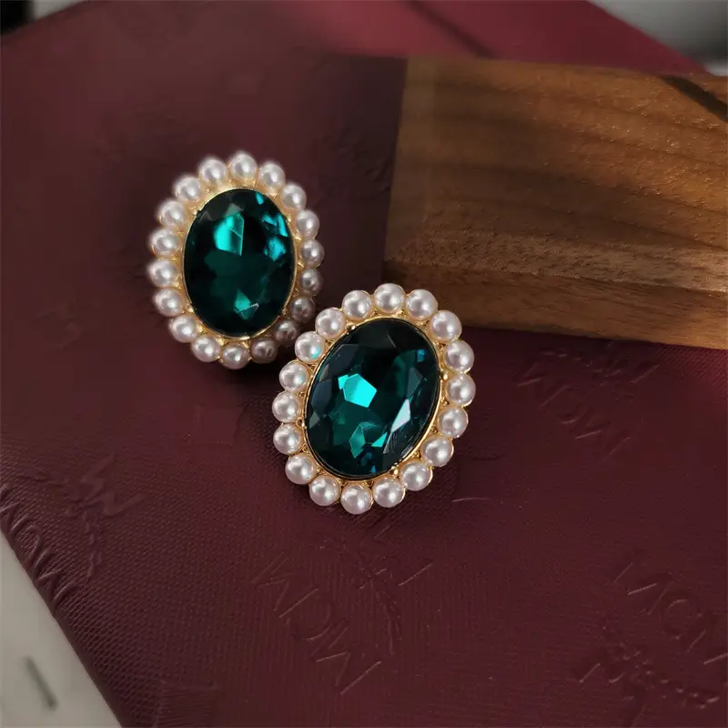 European American Retro Pearl Emerald Necklace Set - Image 3