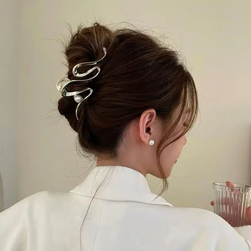 Niche Cold Shark Clip Hairpin for Women — feature 2