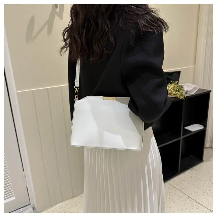 White Retro Small Bag for Women 2026 — feature 10
