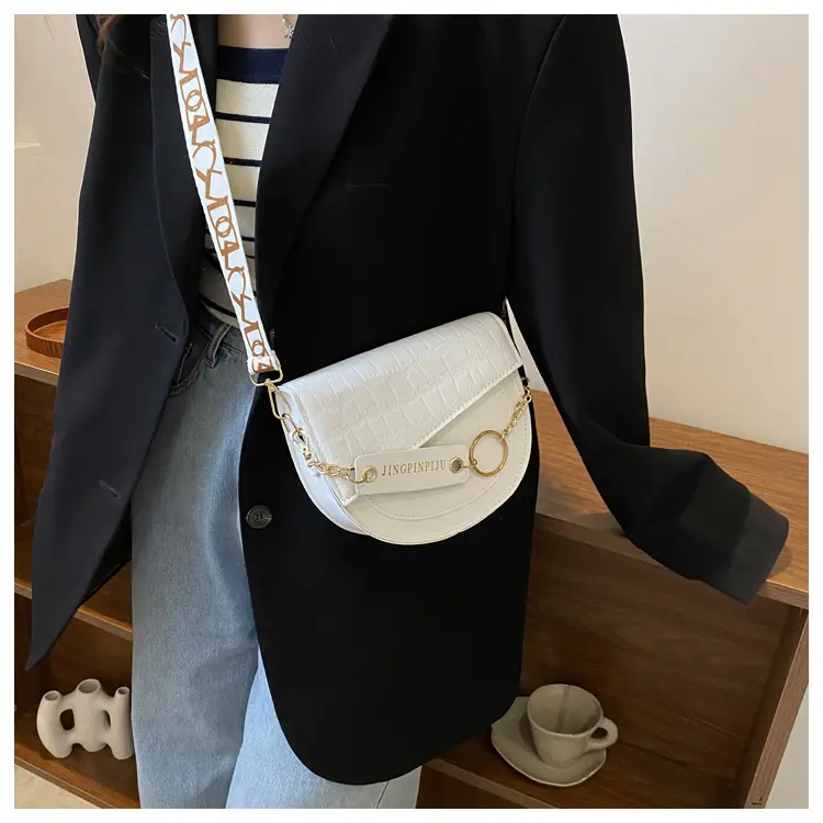 Green Chain Strap Saddle Bag for Women — feature 12