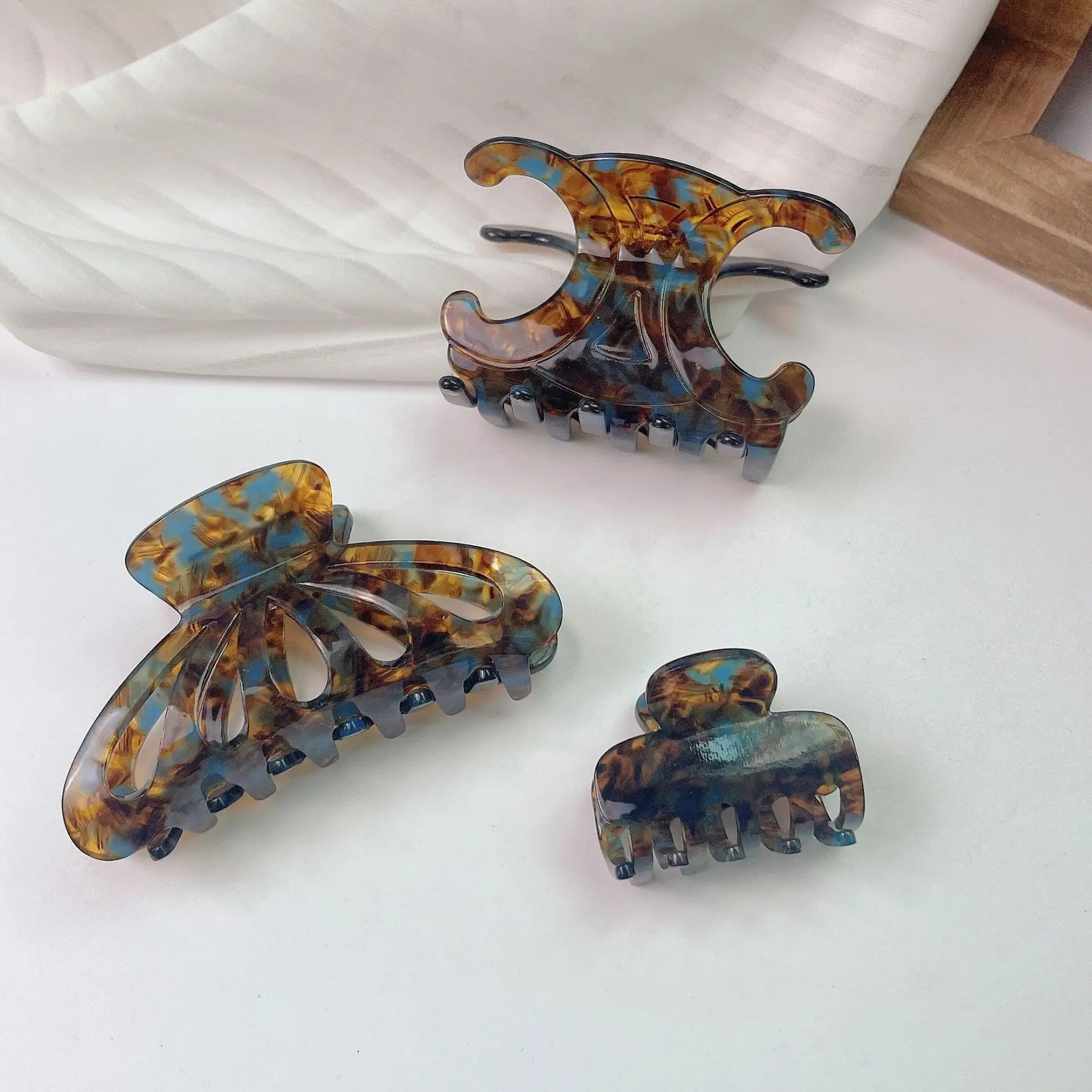 Vintage Amber Shark Hairpin Clip with French Design - Image 8