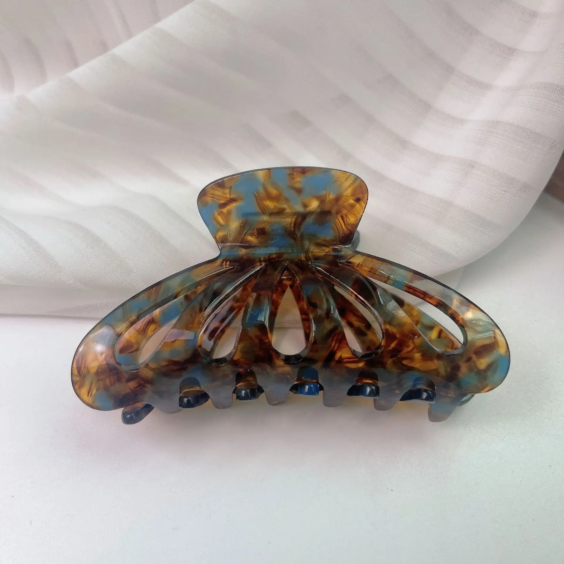 Vintage Amber Shark Hairpin Clip with French Design - Image 4
