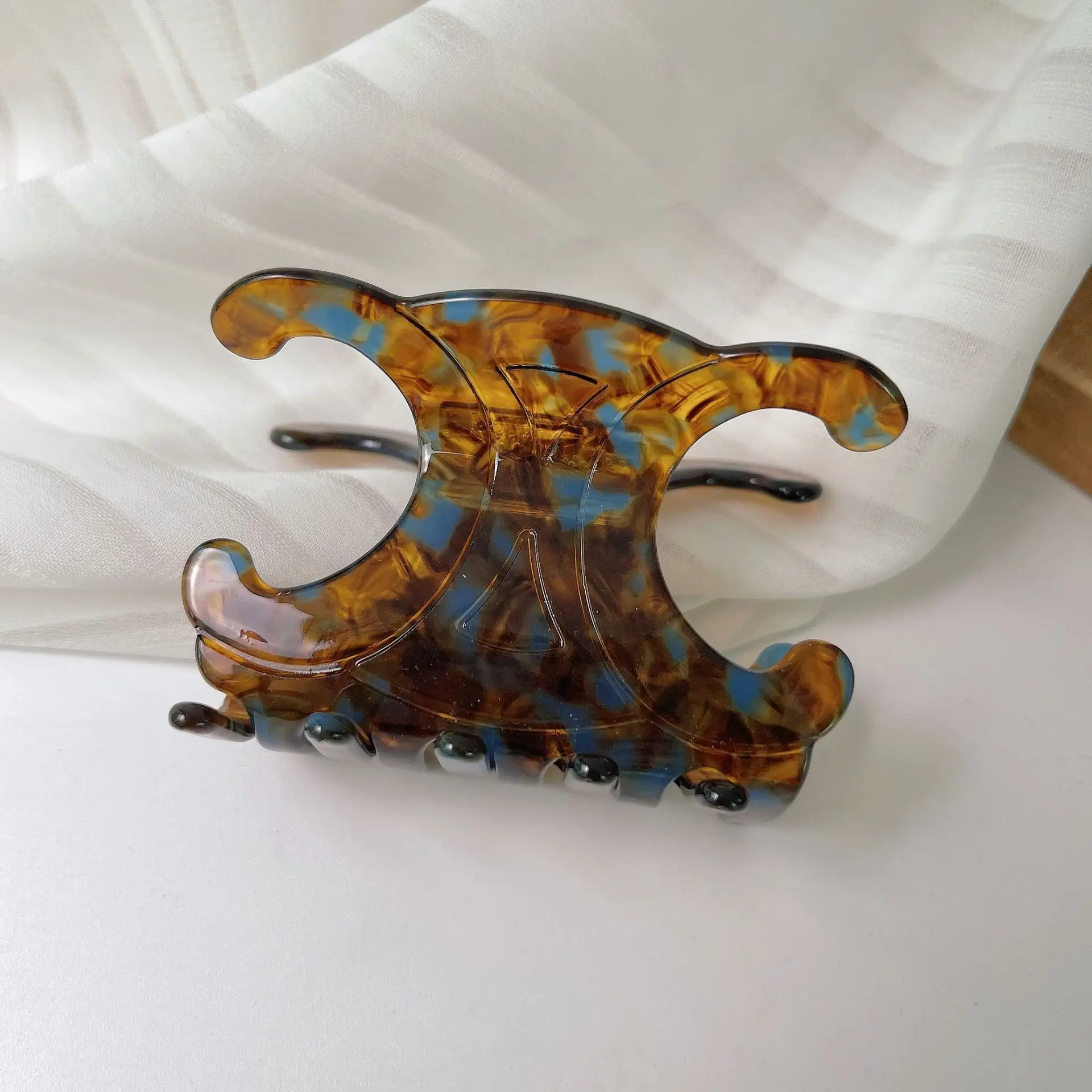 Vintage Amber Shark Hairpin Clip with French Design - Image 5