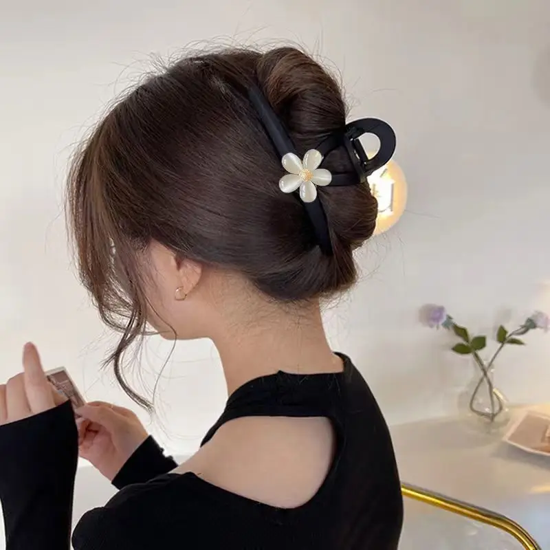 Frosted Cat's Eye Hair Clip with Flower Decor — feature 11