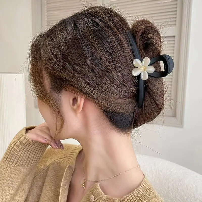 Frosted Cat's Eye Hair Clip with Flower Decor — feature 3