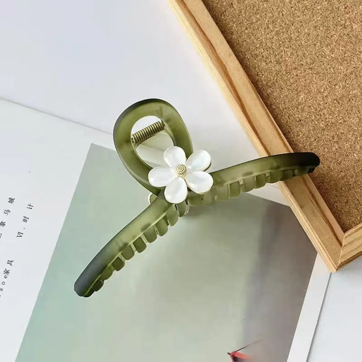 Frosted Cat's Eye Hair Clip with Flower Decor — feature 7