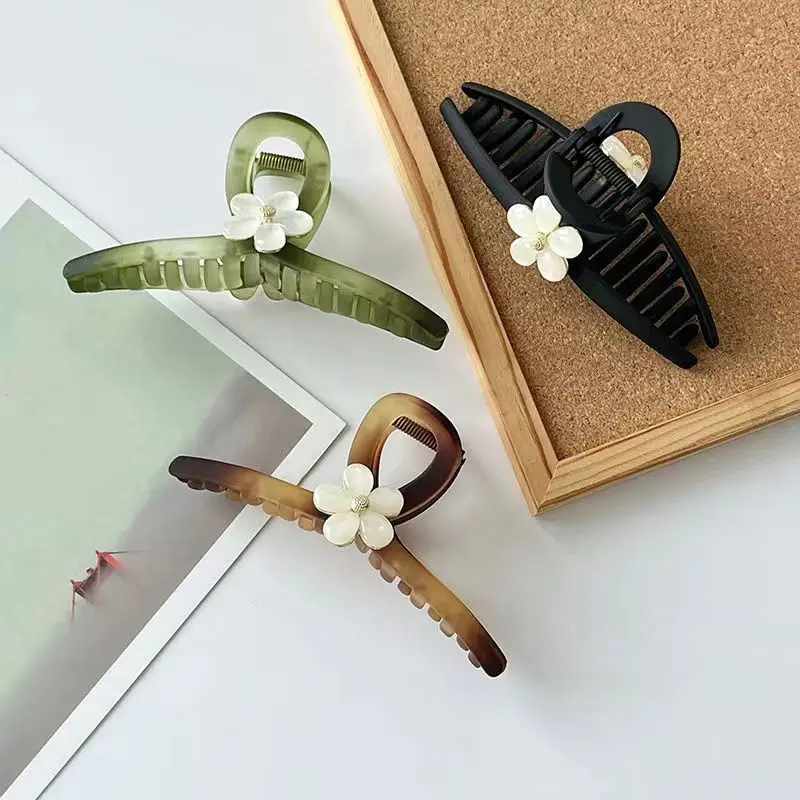 Frosted Cat's Eye Hair Clip with Flower Decor — feature 9