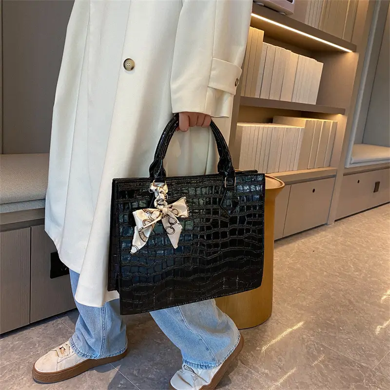 Women's Green Woven Square Bag with Stone Pattern - Image 8